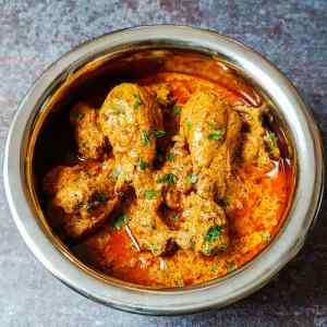 Hot Chicken makhani handi curry served in a pot on a table by homemakerjob.com