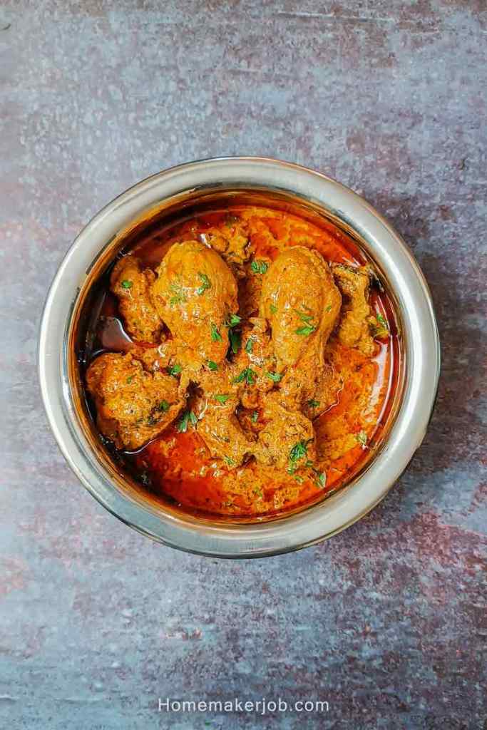 Hot Chicken makhani handi curry served in a pot on a table by homemakerjob.com