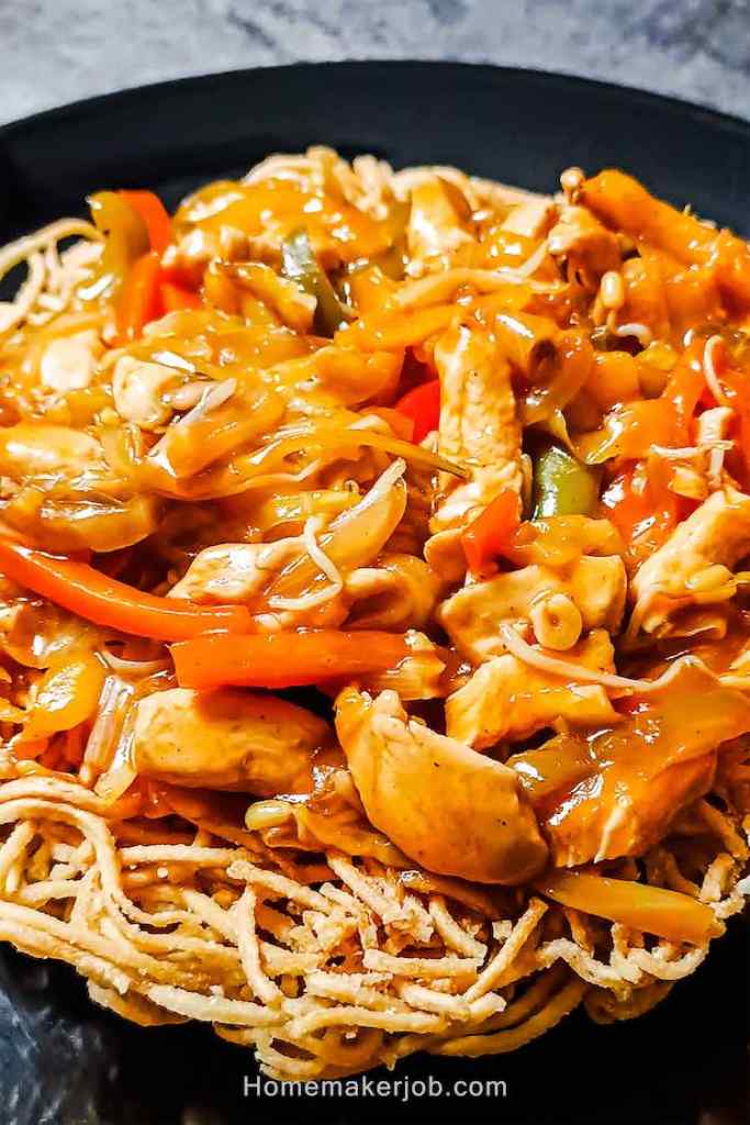 Close up photo of hot indo-chinese chicken chop suey with dry noodles, by homemakerjob.com