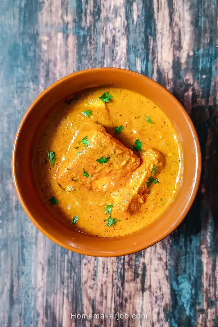 Top view photo of paneer handi masala served ready in a clay pot on a table, a recipe by homemakerjob.com