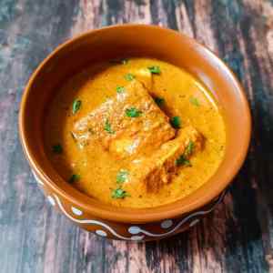 Paneer handi masala served ready in a clay pot on a table, a recipe by homemakerjob.com