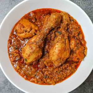 Top view photo of chicken rara served in a white dish on a table, a recipe by homemakerjob.com